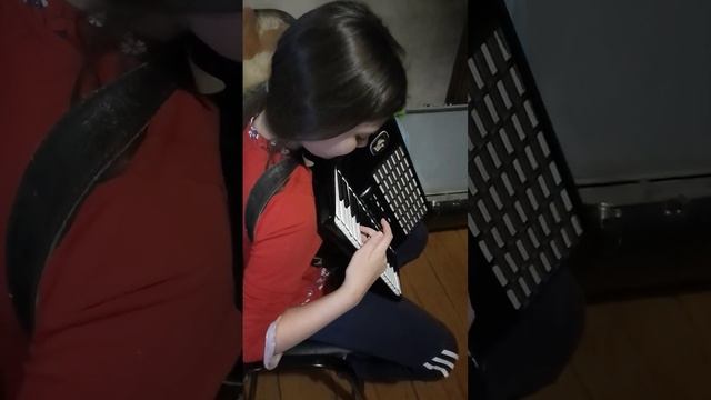 Маленькой ёлочке холодно зимой.