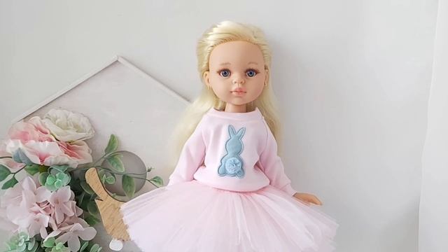 Все в розовом.  Примерка новой одежды на кукол