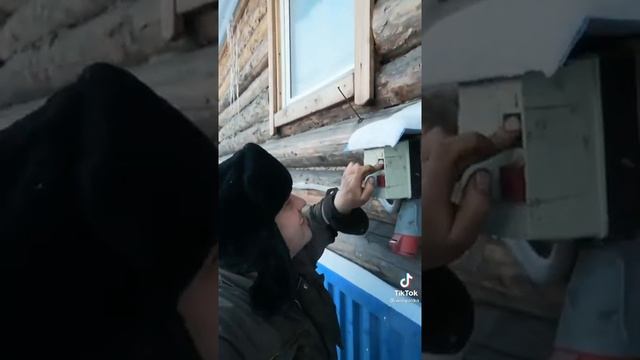 Вася играет с током.