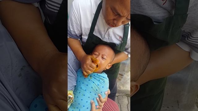 CEKOK ANAK KECIL BIAR NAFSU MAKAN !!! NANGIS KEJER !!!