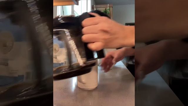 Когда твоя мама пьет противную коричневую воду