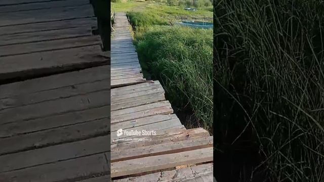 Идем по мостику через  очень живописную речку