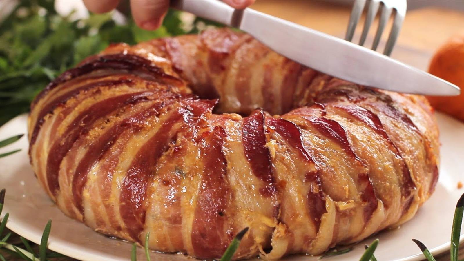 Мясной рулет «Рождественский венок». Гости были удивлены! Готовить его очень просто и быстро.