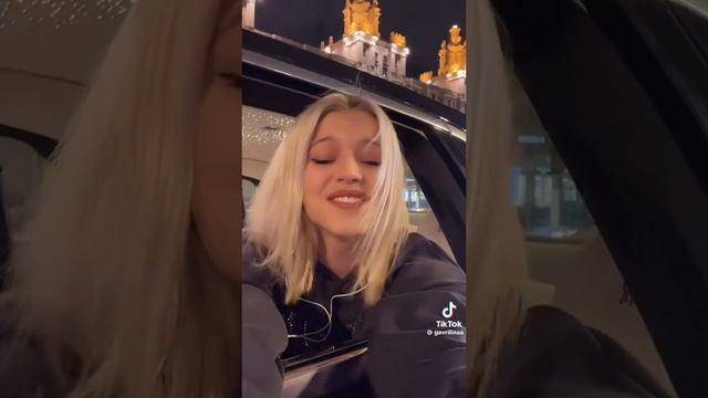 девушка в машине