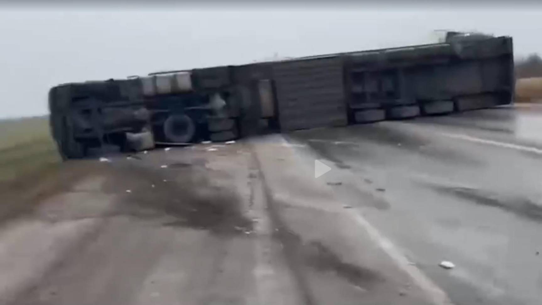 Фура заблокировала дорогу после ДТП с «Кировцем» в Волгоградской области