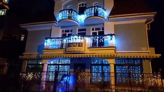 Праздничная иллюминация здания