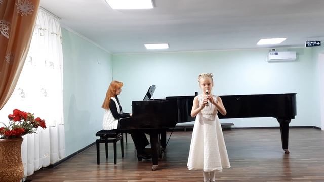 Мигилева Серафима, 7 лет 
"Как под горкой под горой"
"Зайчик"