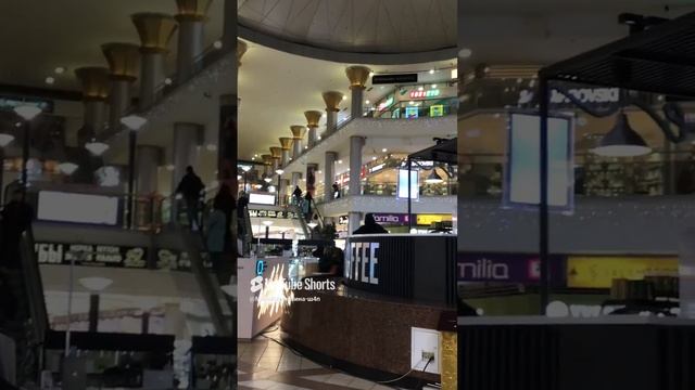 Санкт-Петербург. 22.12.2024. ТК «Сенной», интерьеры. Вид с первого этажа. Фрагмент 3