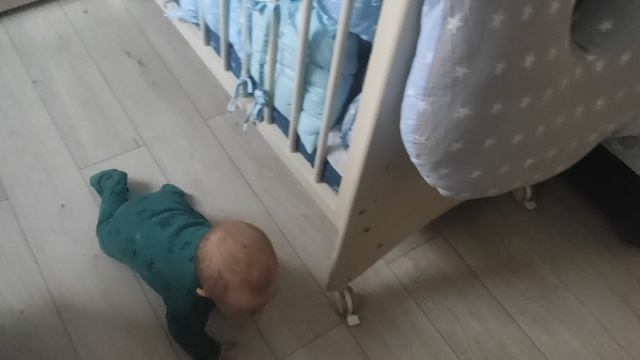 Хозяйничает на кухне.mp4