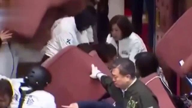 Заседание парламента Тайваня сорвалось из-за драки депутатов.