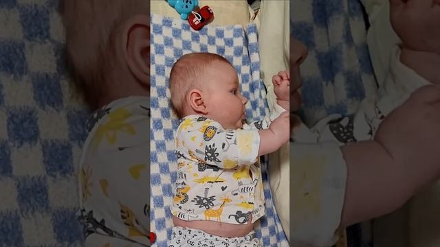 Малыш изучает свои руки. The kid studies his hands