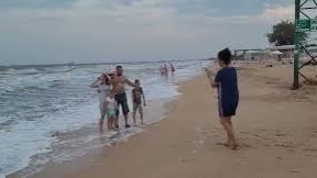 Бесстрашные русские - Взрослые, дети, ничего не боятся! СУПЕР ШТОРМ. А им хоть бы что! #Голубицкая.