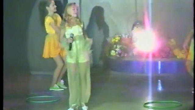 Надя Уханова -Попугай.Телешоу "Пирамида". 1995г Владивосток.