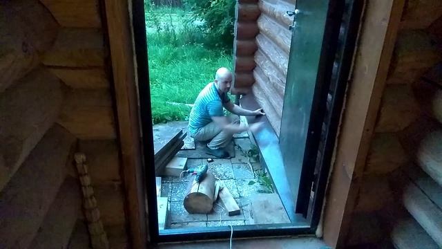 Сделал отлив перед дождями.