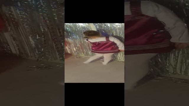 Прикалывается Полина