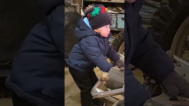 Максим в гараже