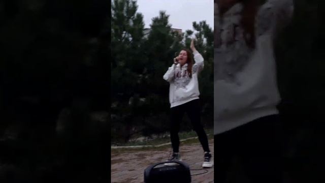 Катрин поёт на улице