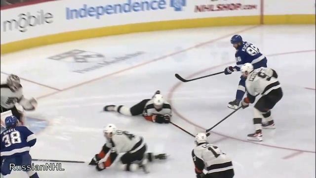 Nikita Kucherov beats two Flyers defenders with a crazy move (1 dec 2022)