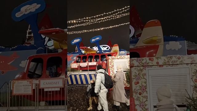 #Москва, Красная площадь. Карусель Самолет на новогодней ярмарке. #новыйгодмосква