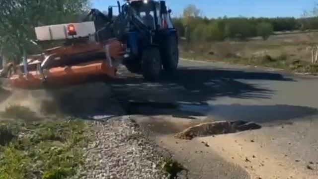 Щетка бункер с поливом на мтз.