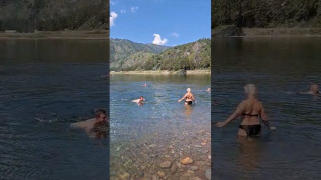 Освежающее купание туристов на Алтае: Погрузитесь в чистейшие воды! 🌊🏞️