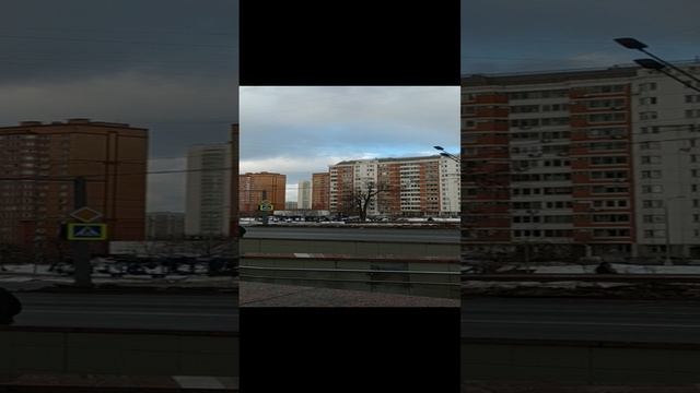 Обзор остановки транспорта  и дома.  Москва, 2-я Вольская ул., 20