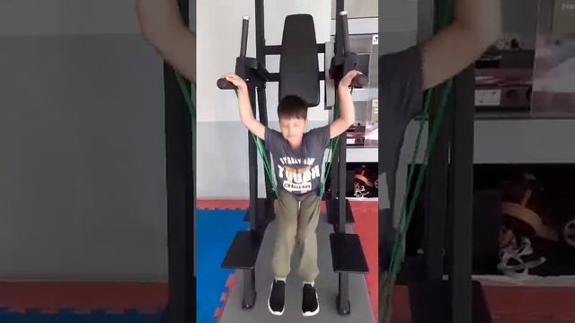 Я в спорт зале со своим любимым Дедом💪