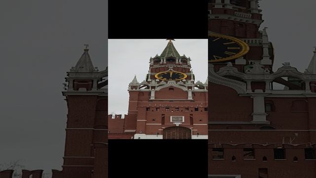 Куранты на Спасской башне Московского Кремля.