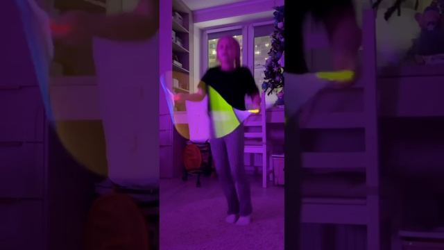 сделала из неоновых палочек скакалку и прыгаю!