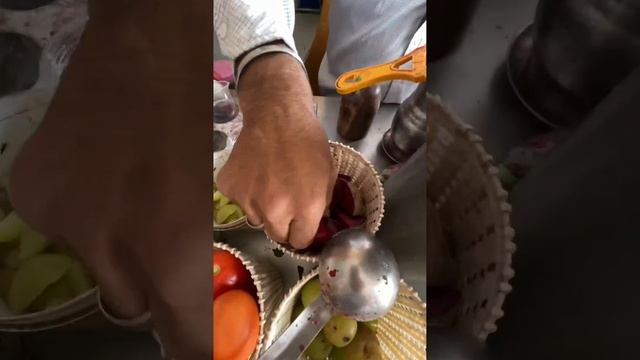 Шедевр индийского стрит фуда - овощной коктейль. Такой соковыжималки мы ещё не видели