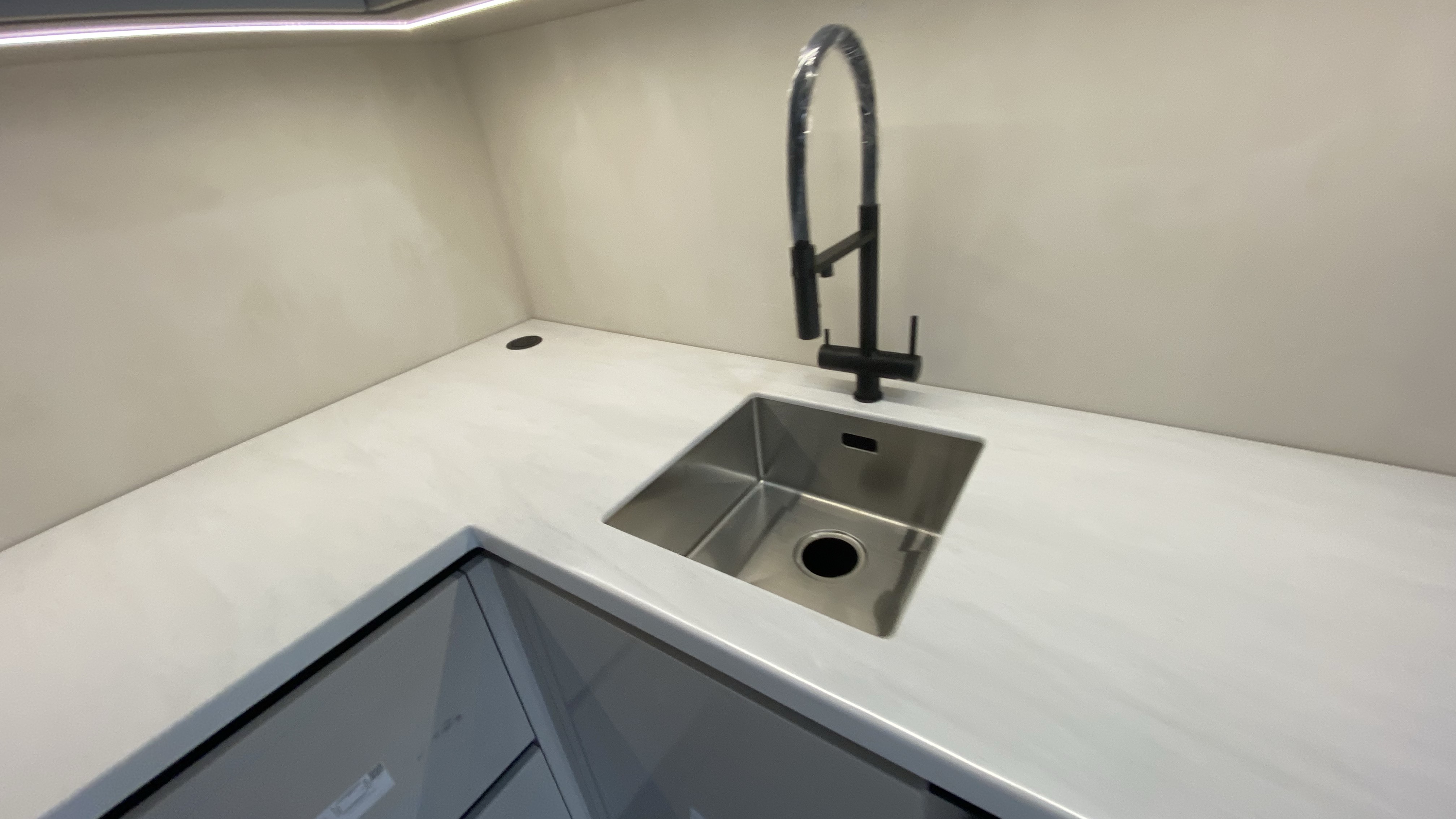 Столешница с мойкой клиента подстольного монтажа