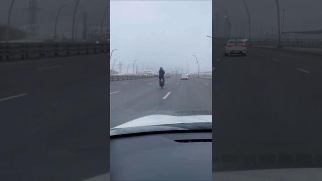 Сезон зимних покатушек на моноколесе продолжается: на СВХ замечен отчаянный участник дорожного движ