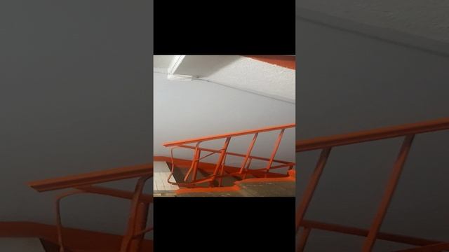кинули пакет с водой в стенку
