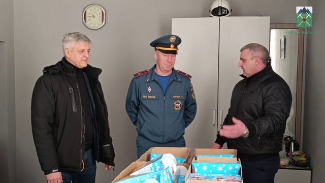 Спасатели Брянска передали сладкие новогодние подарки для детей сотрудников пожарного отряда