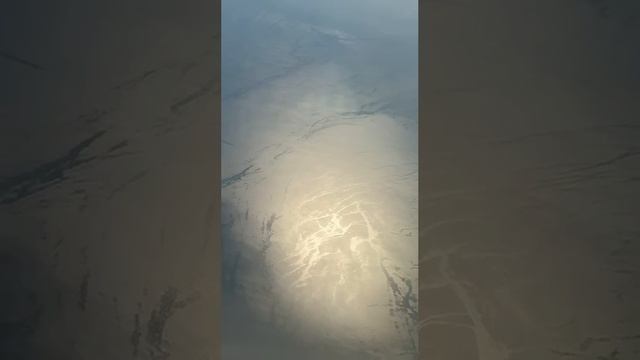 Вид на Каспийское море с самолета и плоский горизонт