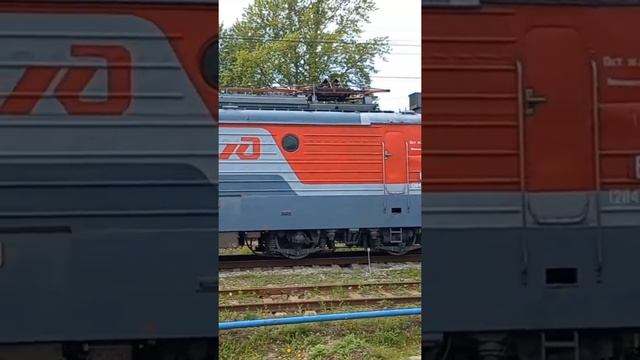 ВЛ10У, "Выльник" перегоняет ТЭМ18ДМ