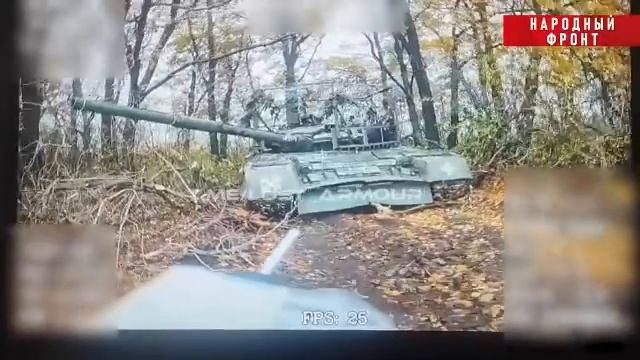 LostArmour публикуют кадры уничтожения FPV-дронами танка Т-80 ВСУ на Покровском направлении.