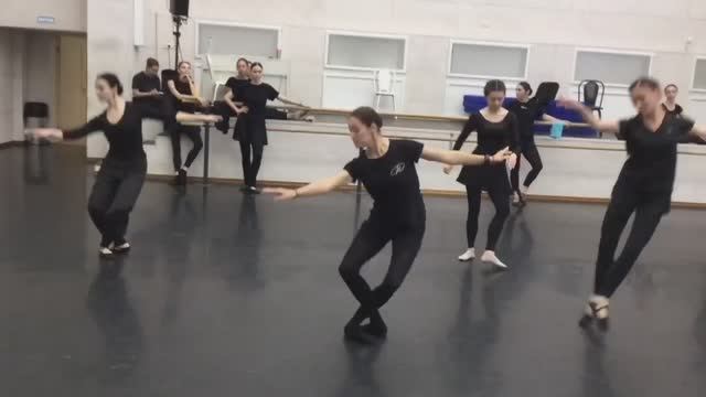 КОМБИНАЦИЯ АССАМБЛЕ-МАЛЕНЬКИЙ ПРЫЖОК КЛАССИЧЕСКОГО ТАНЦА