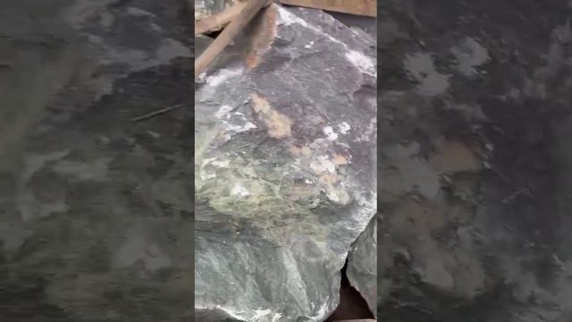 Валуны красно-фиолетовые и зелёные для ландшафтного дизайна
