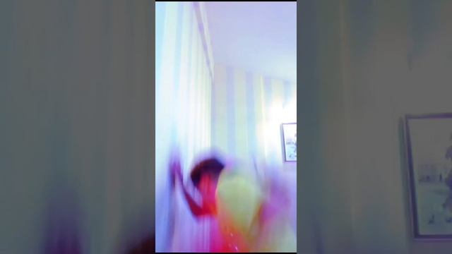сестра кинула подушку и я упала))