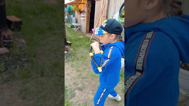 Марго.Дома обычно не тренируемся ,но уж больно красивый спортивный костюм и бейсболка Россия