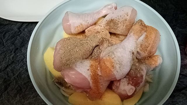 Куриная голень с картошкой, запечённая в духовке