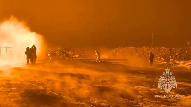 Буровая установка горит в Оренбургской области вблизи поселка Красногорский.