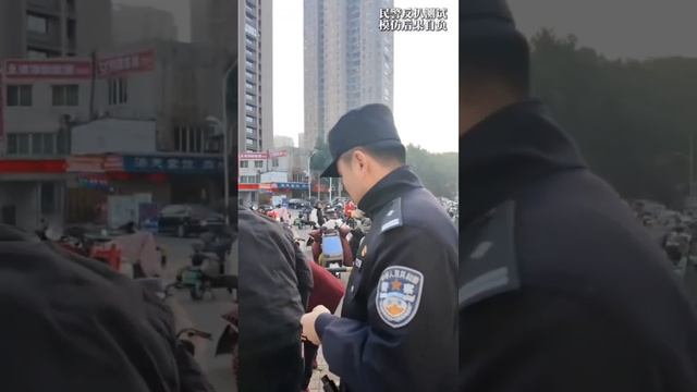 Полицейские в Китае провели странную акцию - они крали телефоны из карманов прохожих