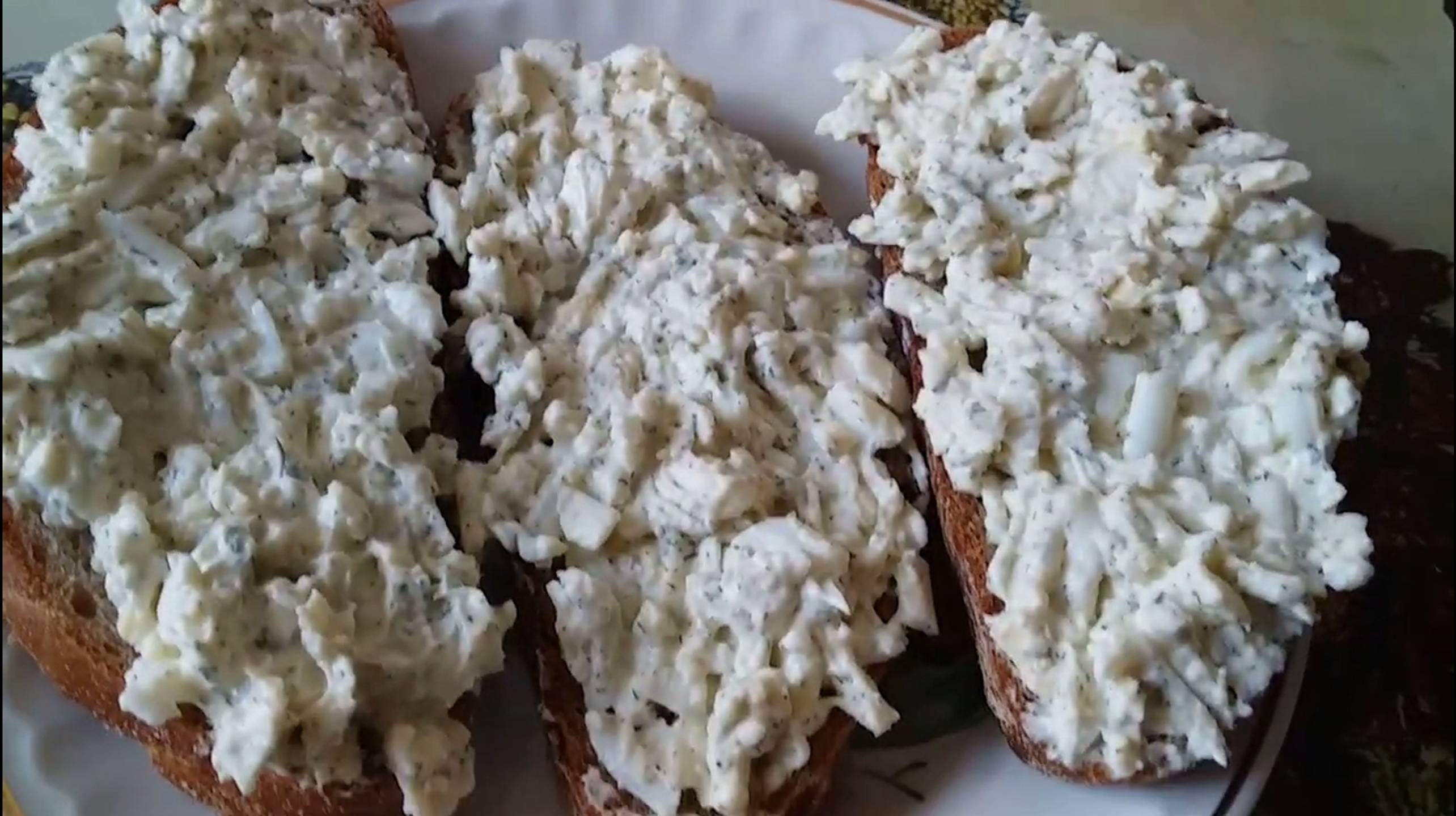 Сырная закуска с чесноком.