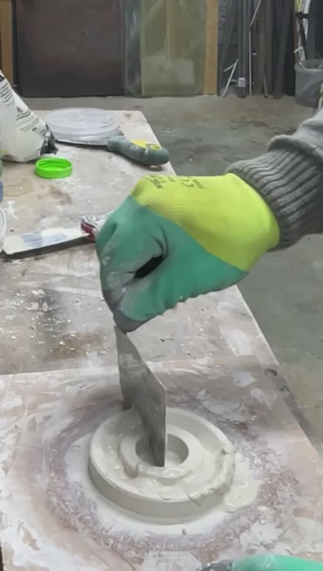 Круглая для заливки силиконовых колец.