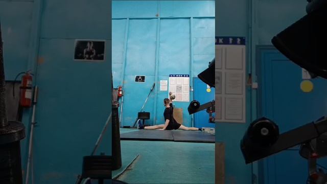 Подъём гири 24кг в шпагате