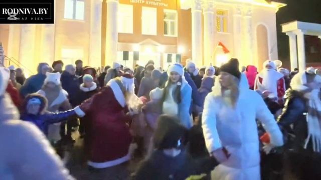 🎄Все, кто пришел на праздник, увидели настоящий мини-спектакль с участием Деда Мороза и Снегурочки