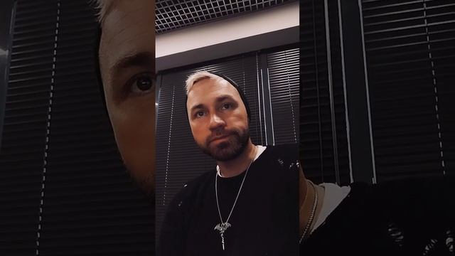 Разувайся, слышишь, и весь мусор оставь...