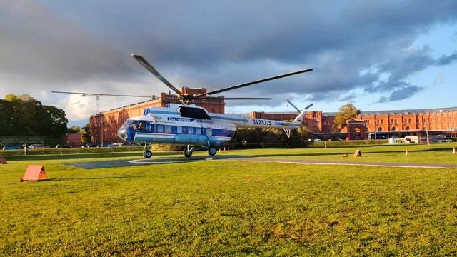 Вертолет Ми-8 взлетает с острова Заячий. Петропавловская крепость, Санкт-Петербург